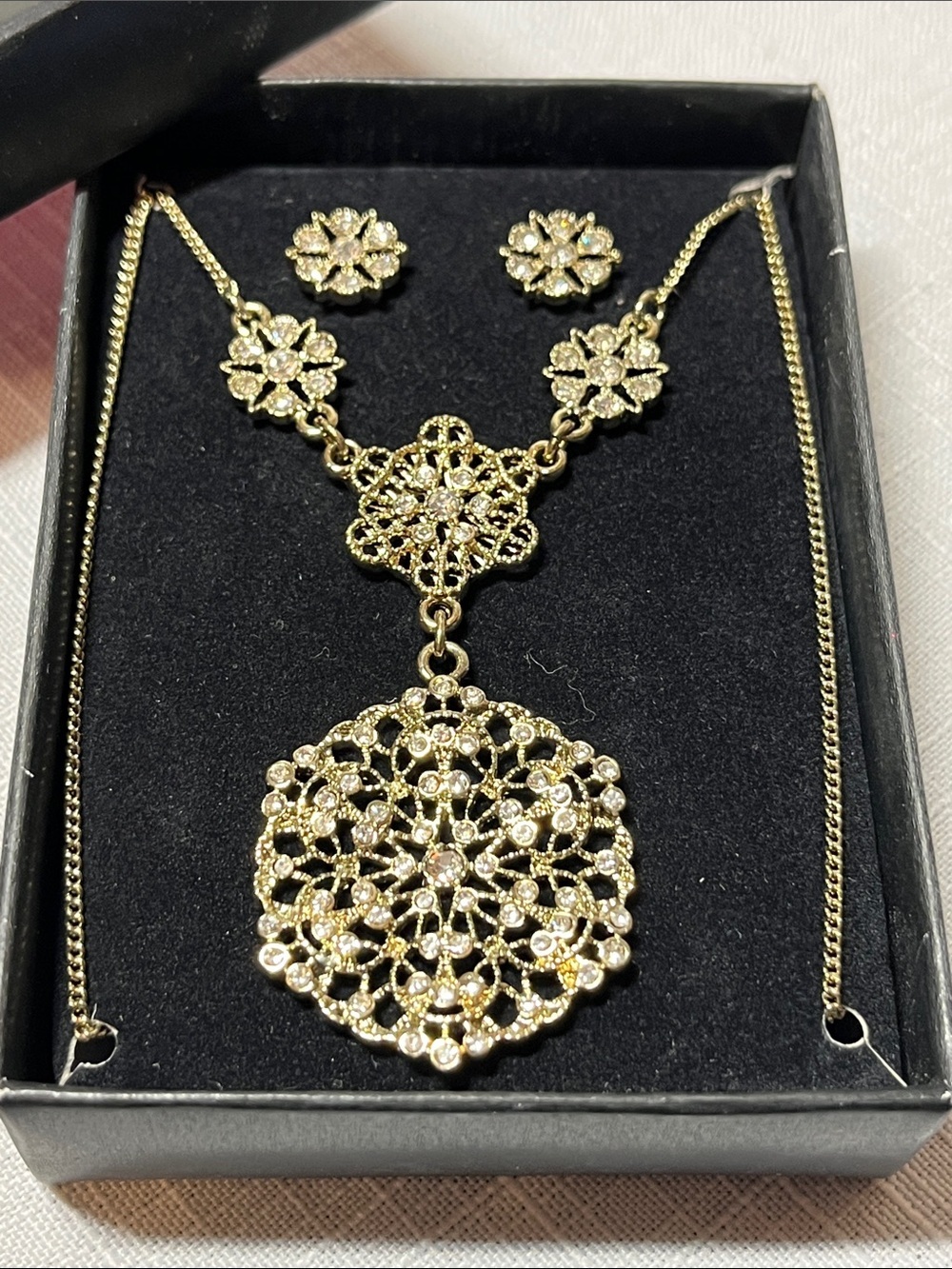 NEW
Avon Gold Filigree Pendant Necklace and Stud Earrings Set - Gold Tone